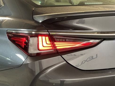 New 2025 Lexus ES 300h w/ Premium Package image 10