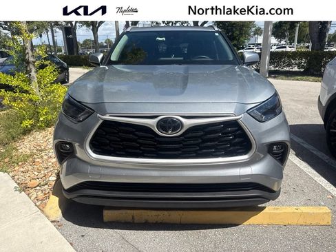 Used 2025 Toyota Highlander XLE FWD image 1