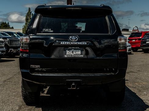 Used 2018 Toyota 4Runner SR5 AWD/4WD image 12