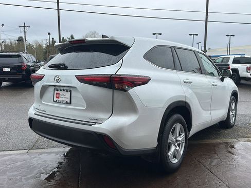 Used 2024 Toyota Highlander LE image 3