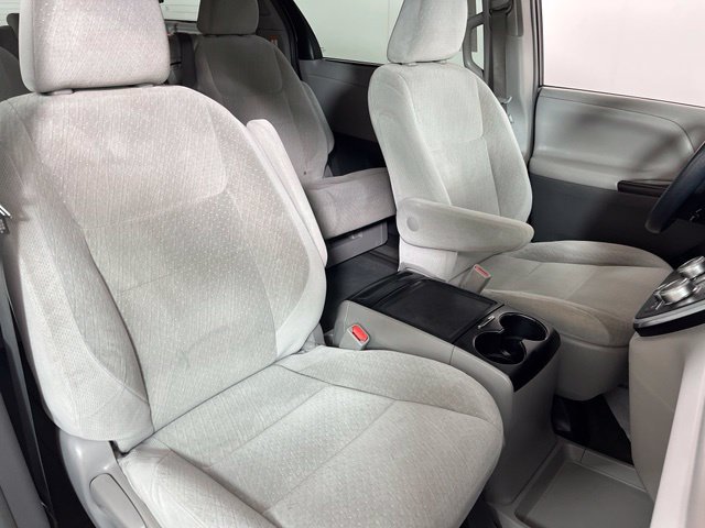 Used 2015 Toyota Sienna LE FWD image 39