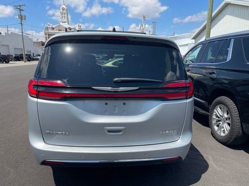 Used 2023 Chrysler Pacifica Limited FWD image 4