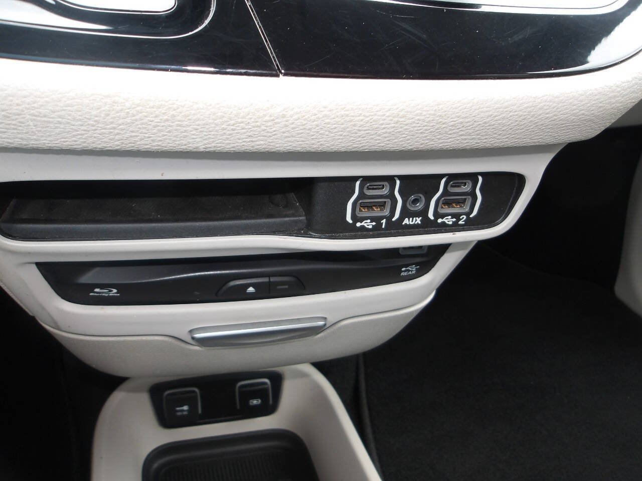 Used 2021 Chrysler Pacifica Touring-L w/ Uconnect Theater Family Group AWD/4WD image 17