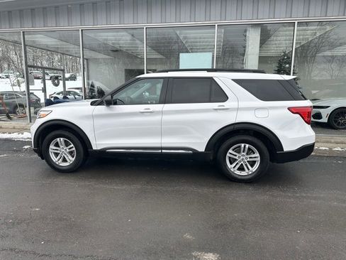 Used 2021 Ford Explorer XLT image 2