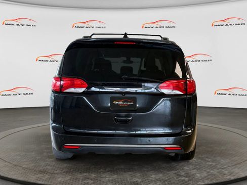 Used 2020 Chrysler Pacifica Touring-L FWD image 9