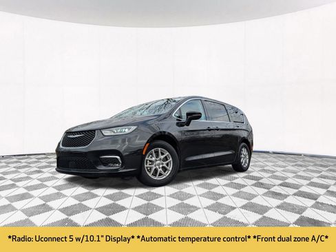 Used 2023 Chrysler Pacifica Touring-L image 2