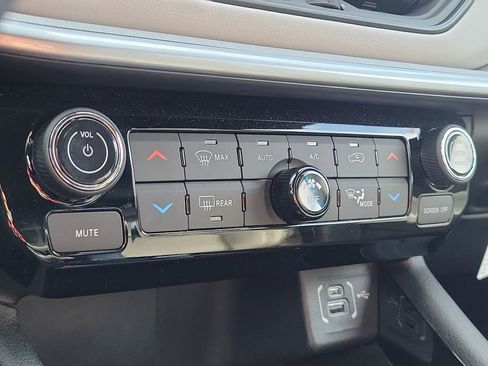 Certified 2025 Jeep Compass Limited image 26