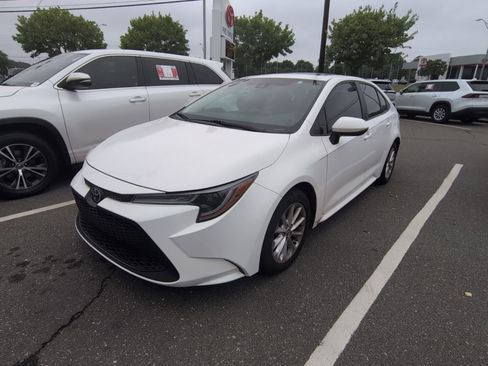 Used 2020 Toyota Corolla LE w/ LE Premium Package FWD image 2