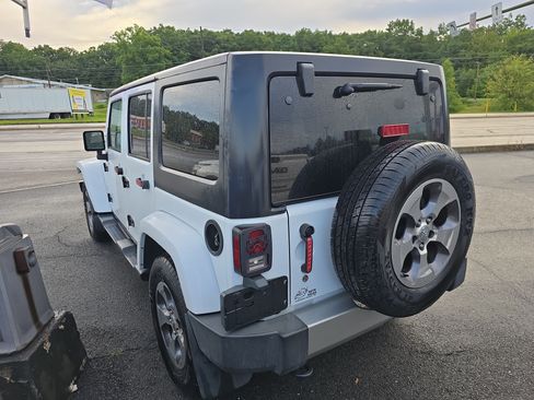 Used 2018 Jeep Wrangler Unlimited Sahara w/ Connectivity Group AWD/4WD image 5