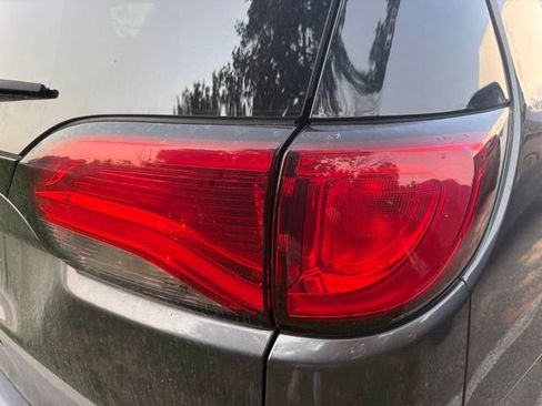 Used 2019 Chrysler Pacifica Touring-L FWD image 6