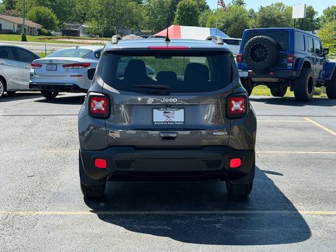 Used 2018 Jeep Renegade Latitude FWD image 10