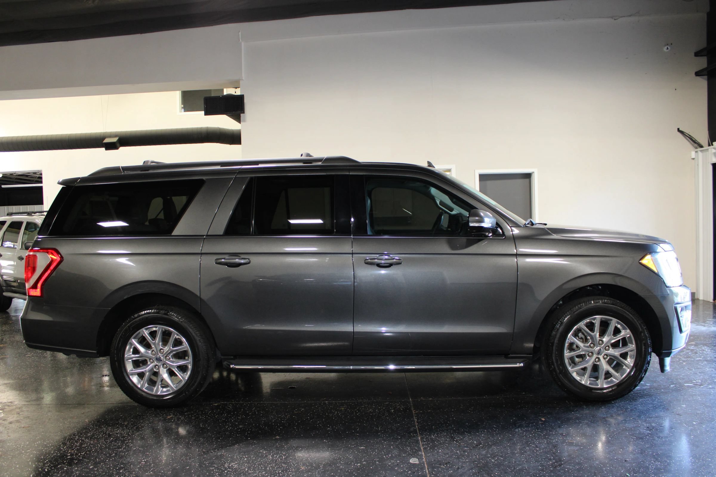 Used 2020 Ford Expedition Max XLT w/ Equipment Group 202A RWD image 2