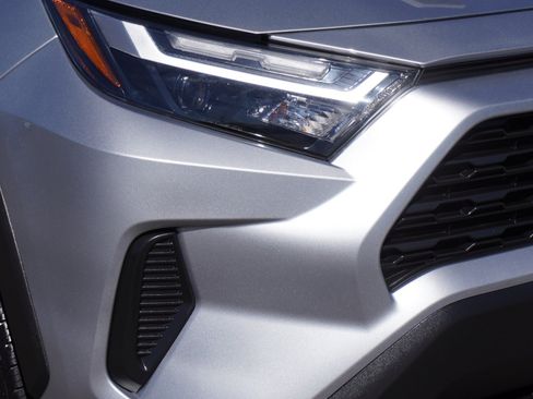 Used 2025 Toyota RAV4 XLE AWD/4WD image 3
