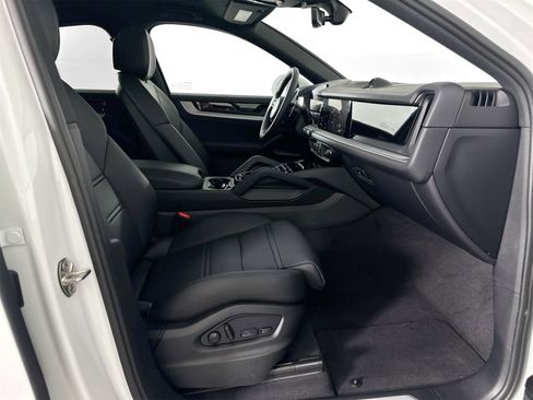 Certified 2025 Porsche Cayenne Coupe image 29
