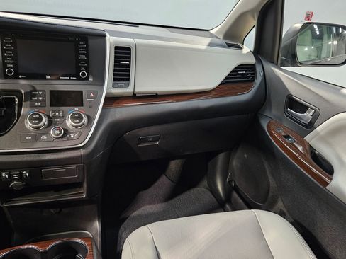 Used 2018 Toyota Sienna Limited image 11
