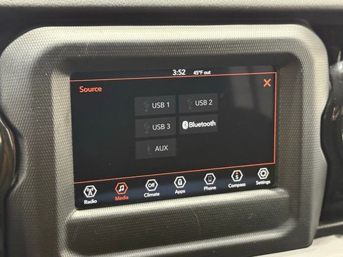 Used 2019 Jeep Wrangler Unlimited Sahara image 29