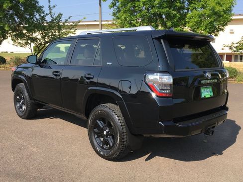 Used 2018 Toyota 4Runner SR5 AWD/4WD image 5