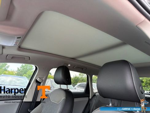 Used 2023 Volkswagen Taos SE w/ Panoramic Sunroof Package FWD image 18