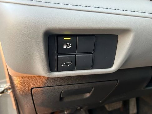 Used 2025 Toyota Highlander XLE AWD/4WD image 20