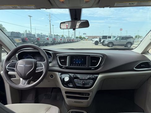 Used 2018 Chrysler Pacifica L FWD image 31
