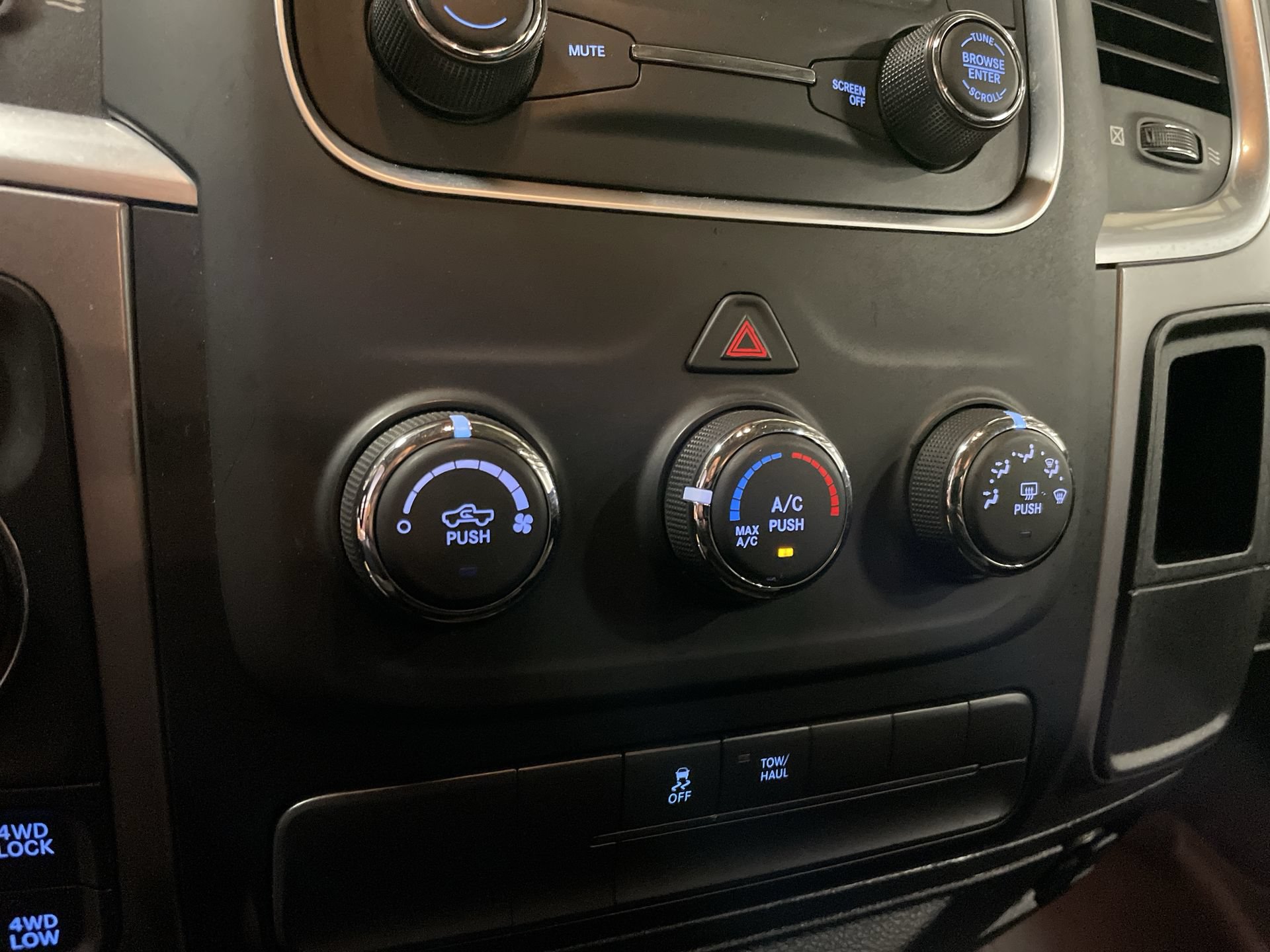 Used 2022 RAM 1500 Classic SLT AWD/4WD image 20