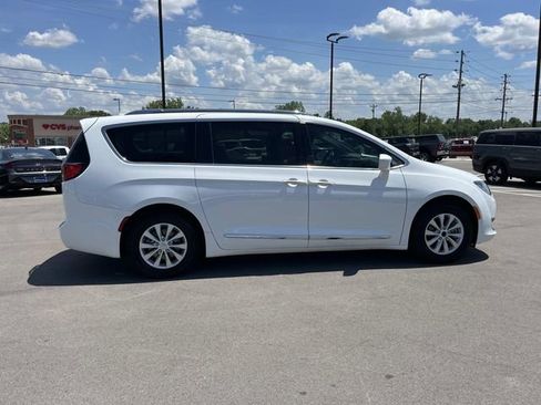 Used 2018 Chrysler Pacifica Touring-L FWD image 4