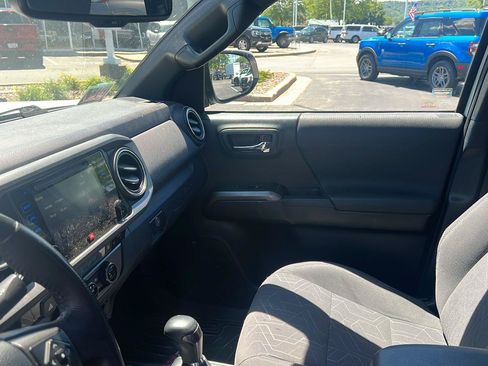 Used 2017 Toyota Tacoma TRD Off-Road AWD/4WD image 21