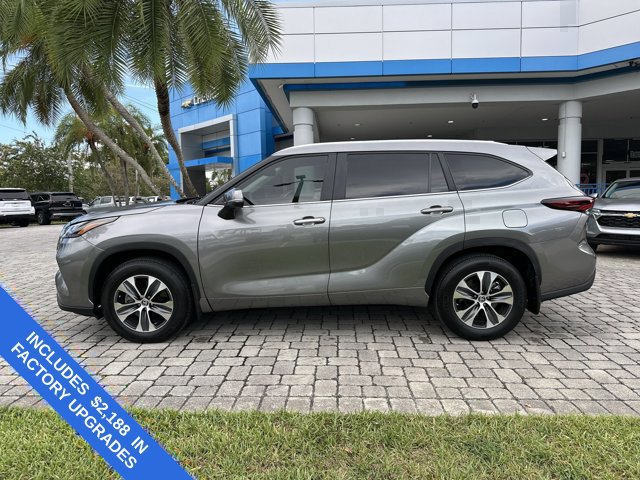 Used 2025 Toyota Highlander XLE FWD image 5