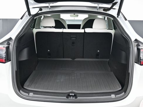 Used 2022 Tesla Model Y Long Range image 14