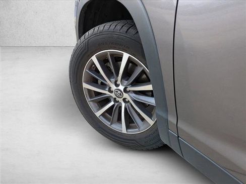 Used 2019 Toyota Highlander XLE image 10