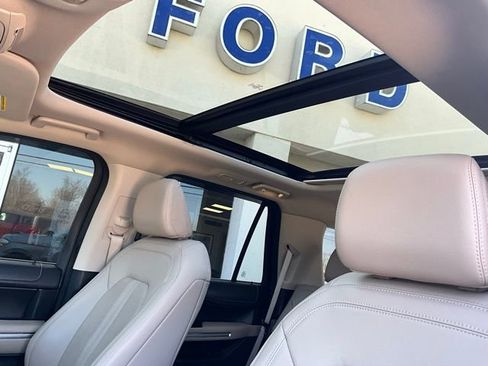 Used 2022 Ford Expedition Limited image 13