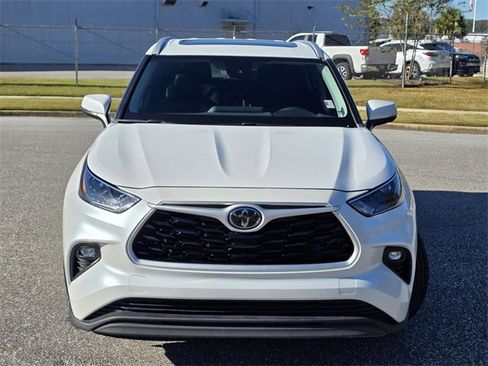 Used 2023 Toyota Highlander XLE image 2