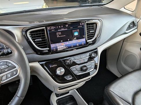 Used 2024 Chrysler Pacifica Touring-L FWD image 23