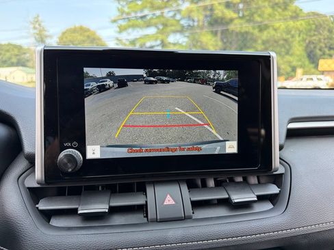 Used 2025 Toyota RAV4 XLE AWD/4WD image 11