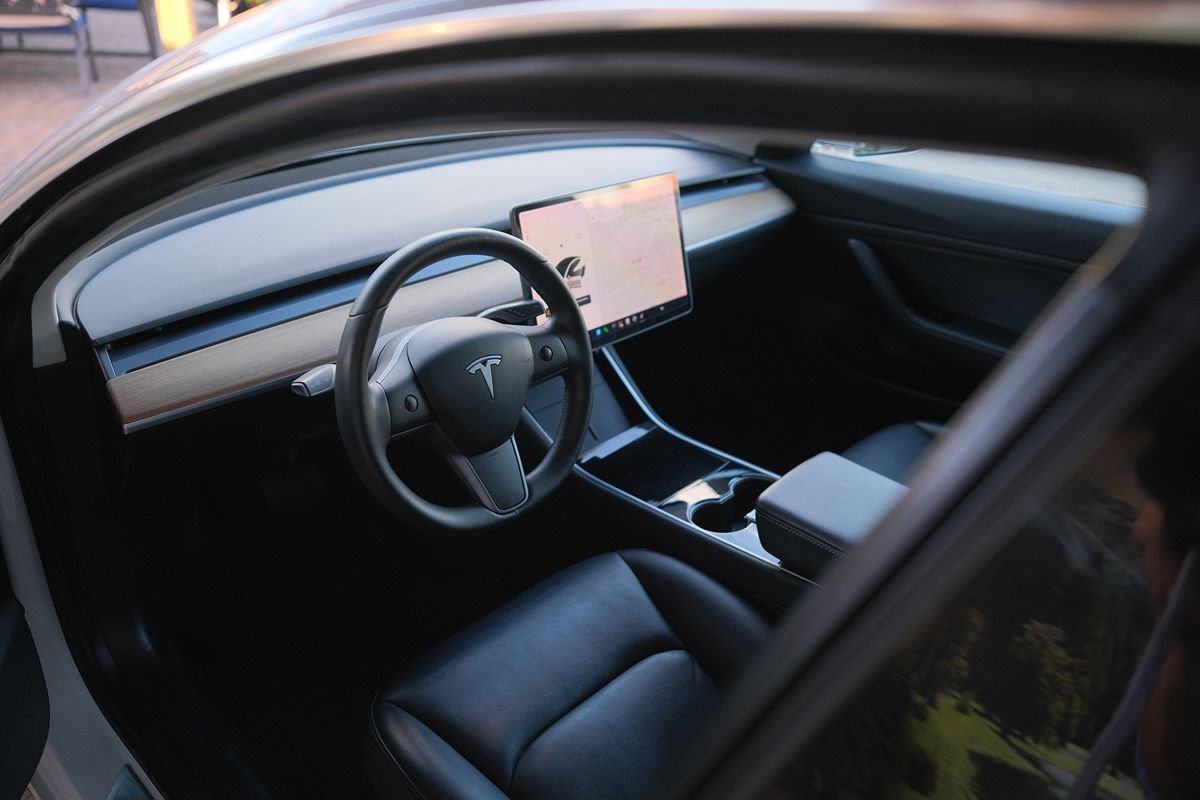 Used 2020 Tesla Model 3 Standard Range RWD image 8
