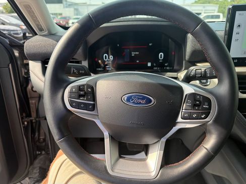 Used 2025 Ford Explorer Active AWD/4WD image 16