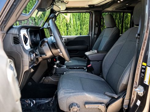 Used 2025 Jeep Wrangler Unlimited Sahara AWD/4WD image 16