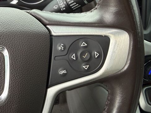 Used 2020 GMC Acadia SLE image 17