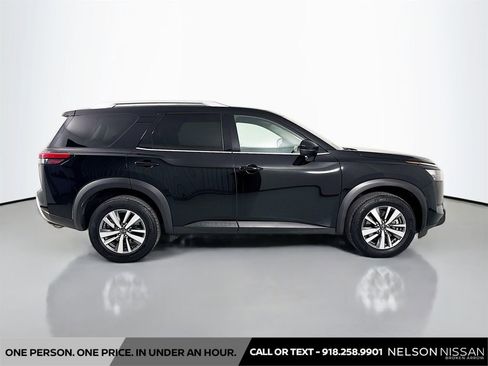 Certified 2025 Nissan Pathfinder SL image 4