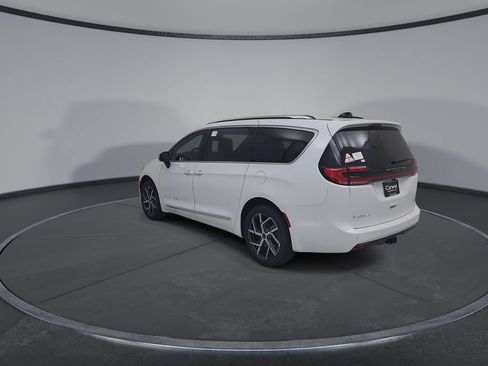 New 2027 Chrysler Pacifica Pinnacle w/ Theater Group AWD/4WD image 11