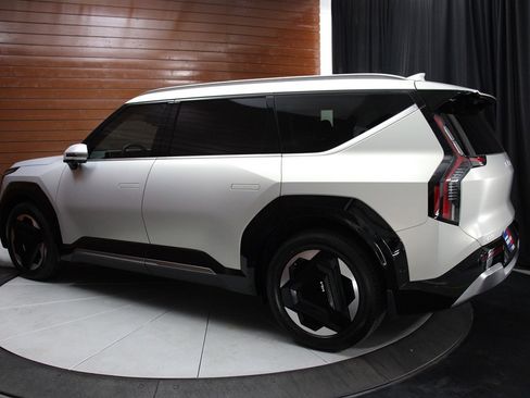 Used 2024 Kia EV9 Land image 15