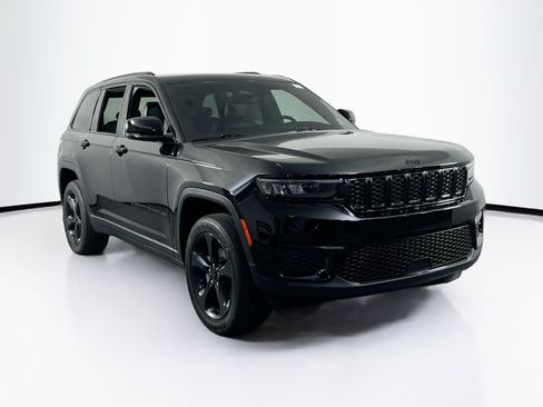 Used 2023 Jeep Grand Cherokee Altitude AWD/4WD image 3