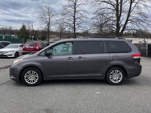 Used 2012 Toyota Sienna XLE image 3