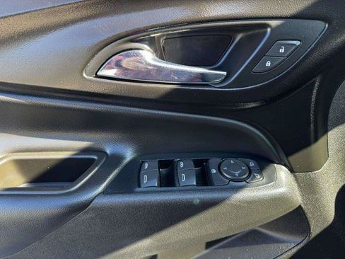 Used 2018 Chevrolet Equinox LT FWD image 21