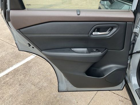 Used 2023 Nissan Rogue SL w/ SL Premium Package image 18