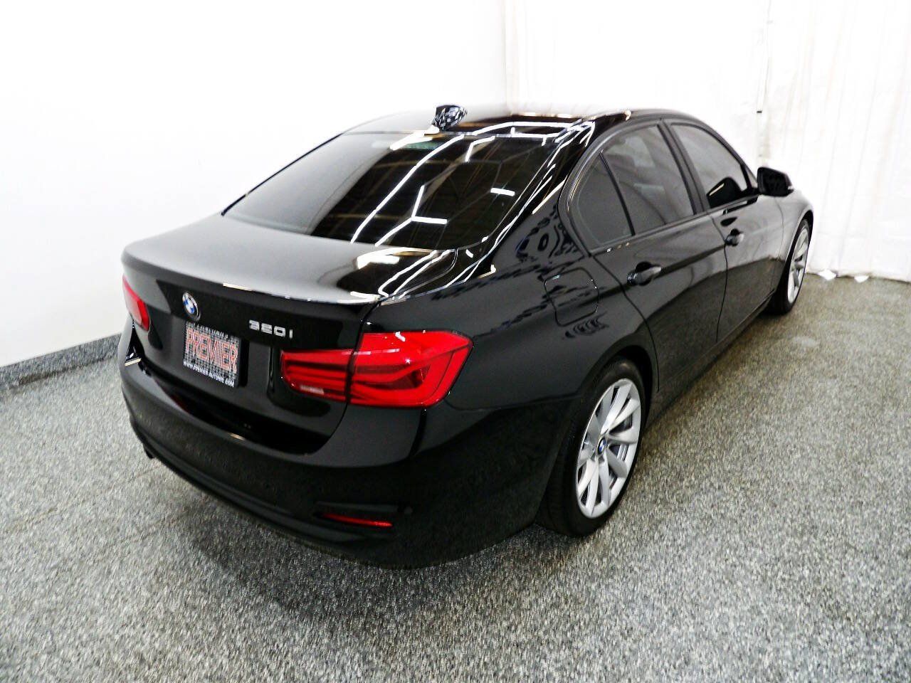 Used 2018 BMW 320i Sedan RWD image 6