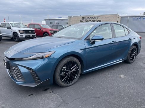 Used 2025 Toyota Camry SE image 6