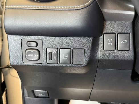 Used 2018 Toyota RAV4 Limited image 18