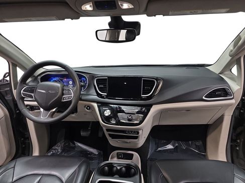 Used 2023 Chrysler Pacifica Touring-L FWD image 9