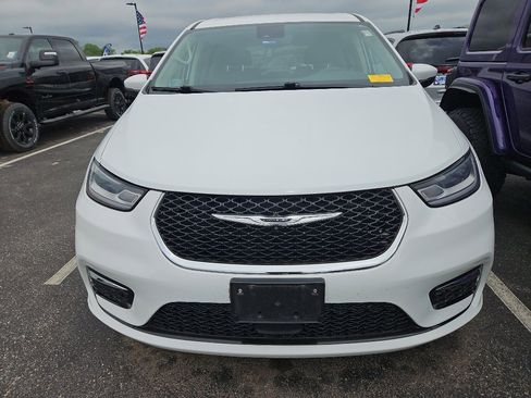 Used 2023 Chrysler Pacifica Touring-L FWD image 2